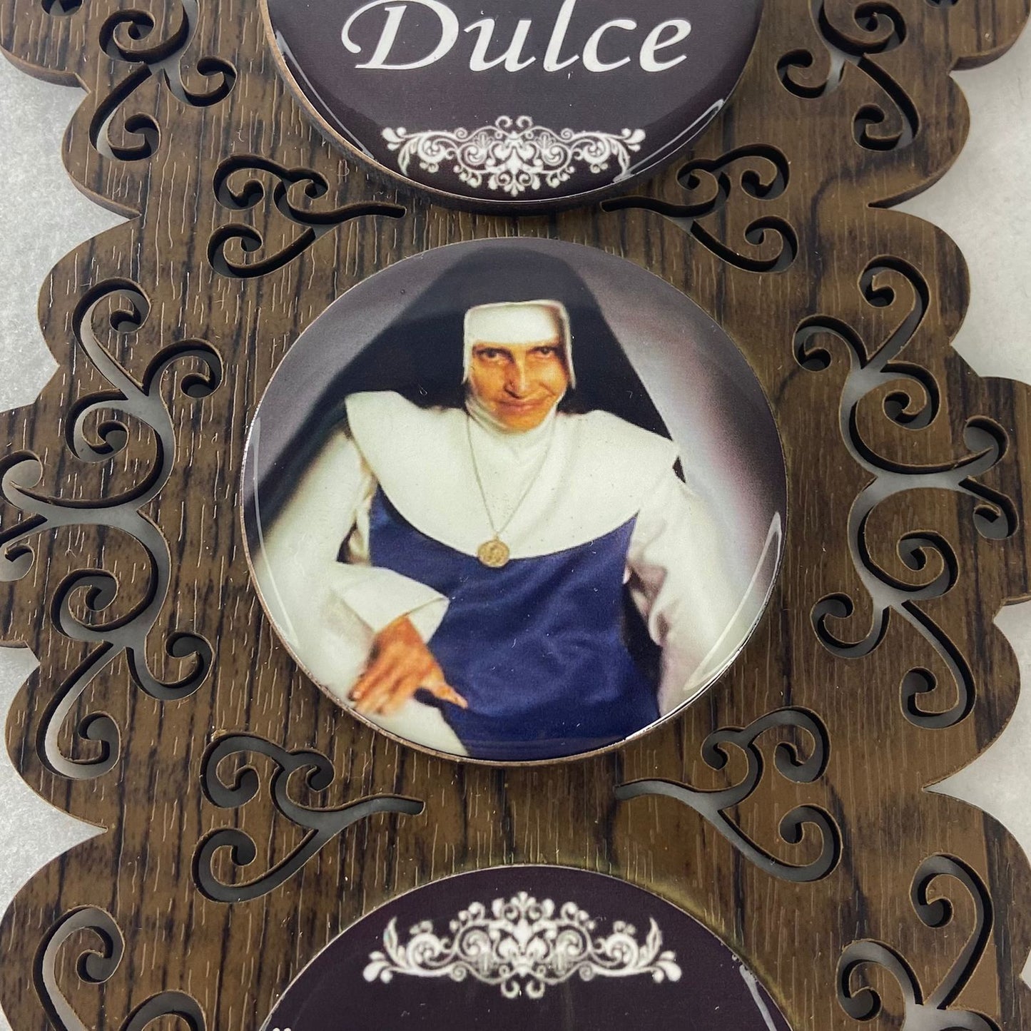 ADORNO ÚNICO TRIPLO SANTA DULCE DOS POBRES (1 UNIDADE)