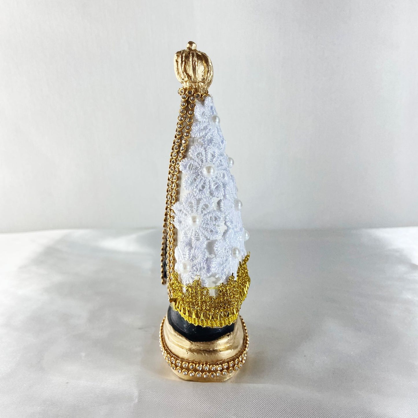 IMAGEM DE GESSO NOSSA SENHORA APARECIDA FLOR DE RENDA BRANCO COM STRASS 16CM (1 UNIDADE)