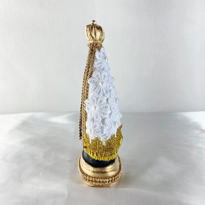IMAGEM DE GESSO NOSSA SENHORA APARECIDA FLOR DE RENDA BRANCO COM STRASS 16CM (1 UNIDADE)