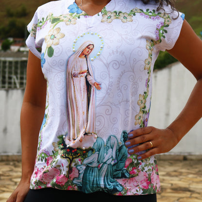 CAMISETA RELIGIOSA NOSSA SENHORA DE FÁTIMA COM PASTORES MOD2 TAMANHO:M (1 UNIDADE)