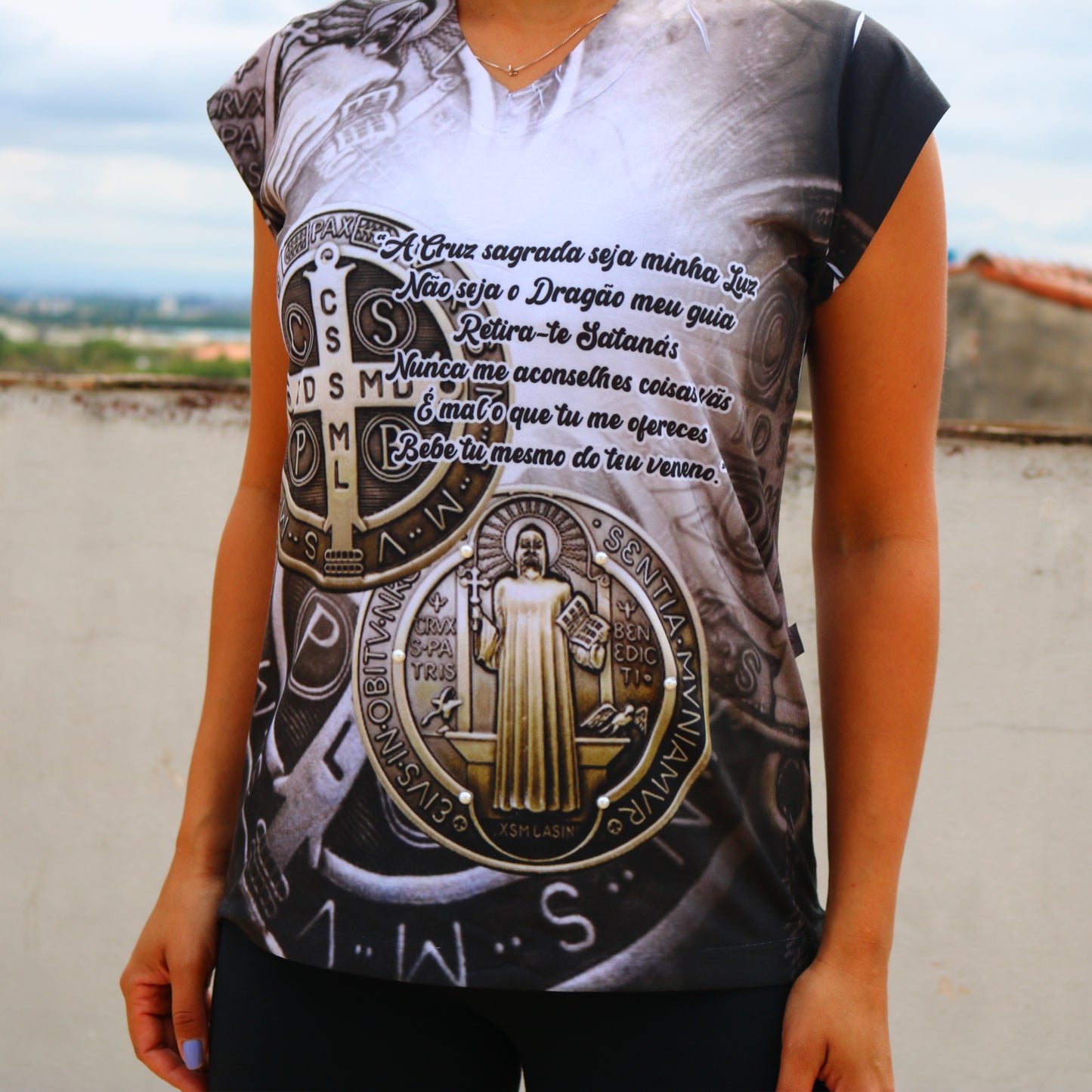 CAMISETA RELIGIOSA MEDALHA SÃO BENTO MOD2 TAMANHO:M (1 UNIDADE)