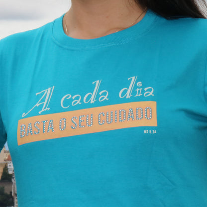 CAMISETA FEMININA AZUL - A CADA DIA BASTA O SEU CUIDADO  TAMANHO P (1 UNIDADE)