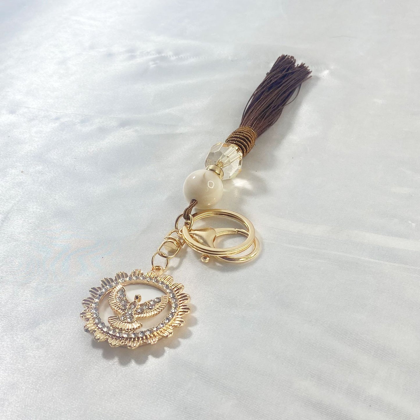 CHAVEIRO LUXO COM MOSQUETE DIVINO ESPÍRITO SANTO COM POMPOM MARROM (1 UNIDADE)