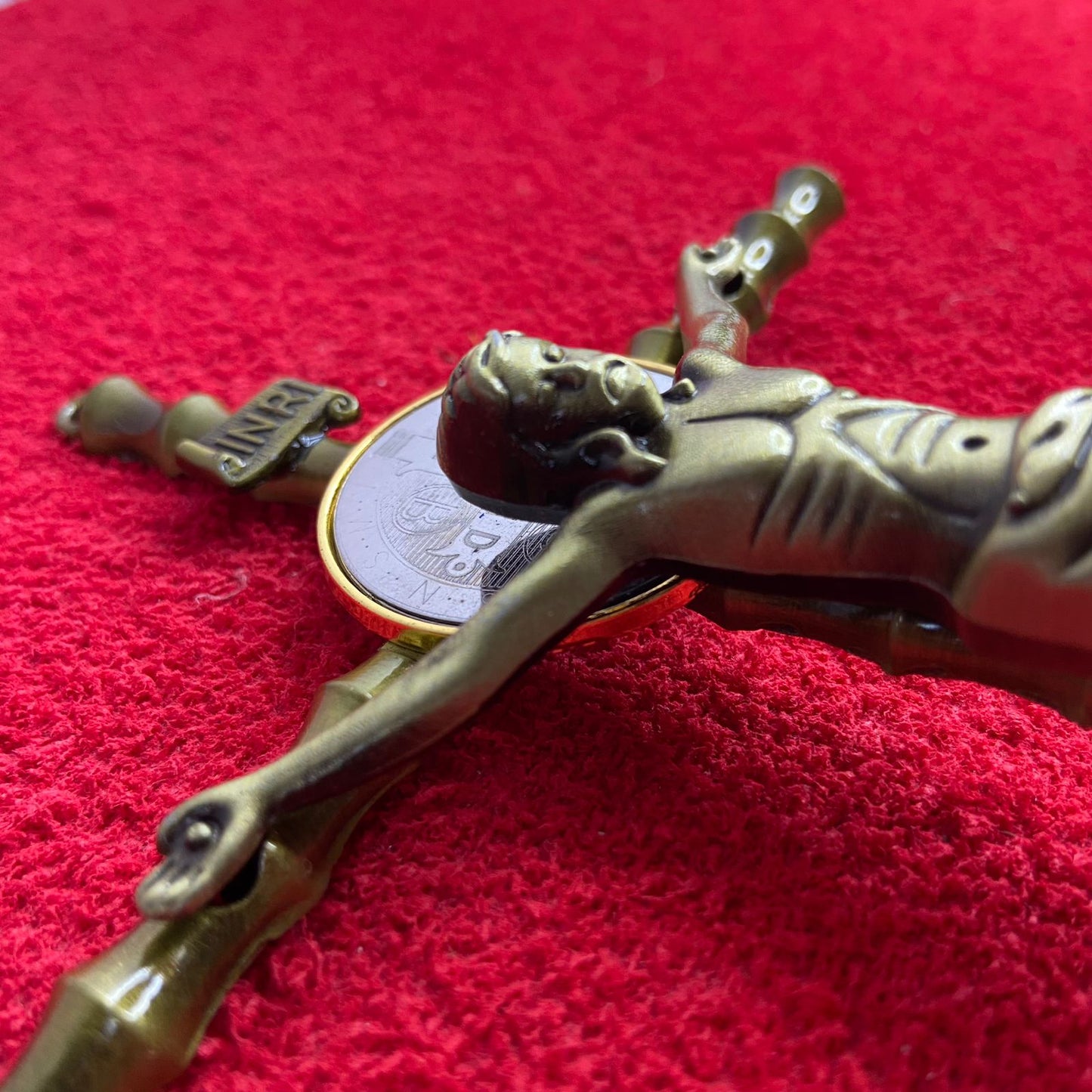 CRUCIFIXO DE METAL OURO VELHO COM MEDALHA SÃO BENTO 23CM (1 UNIDADE)