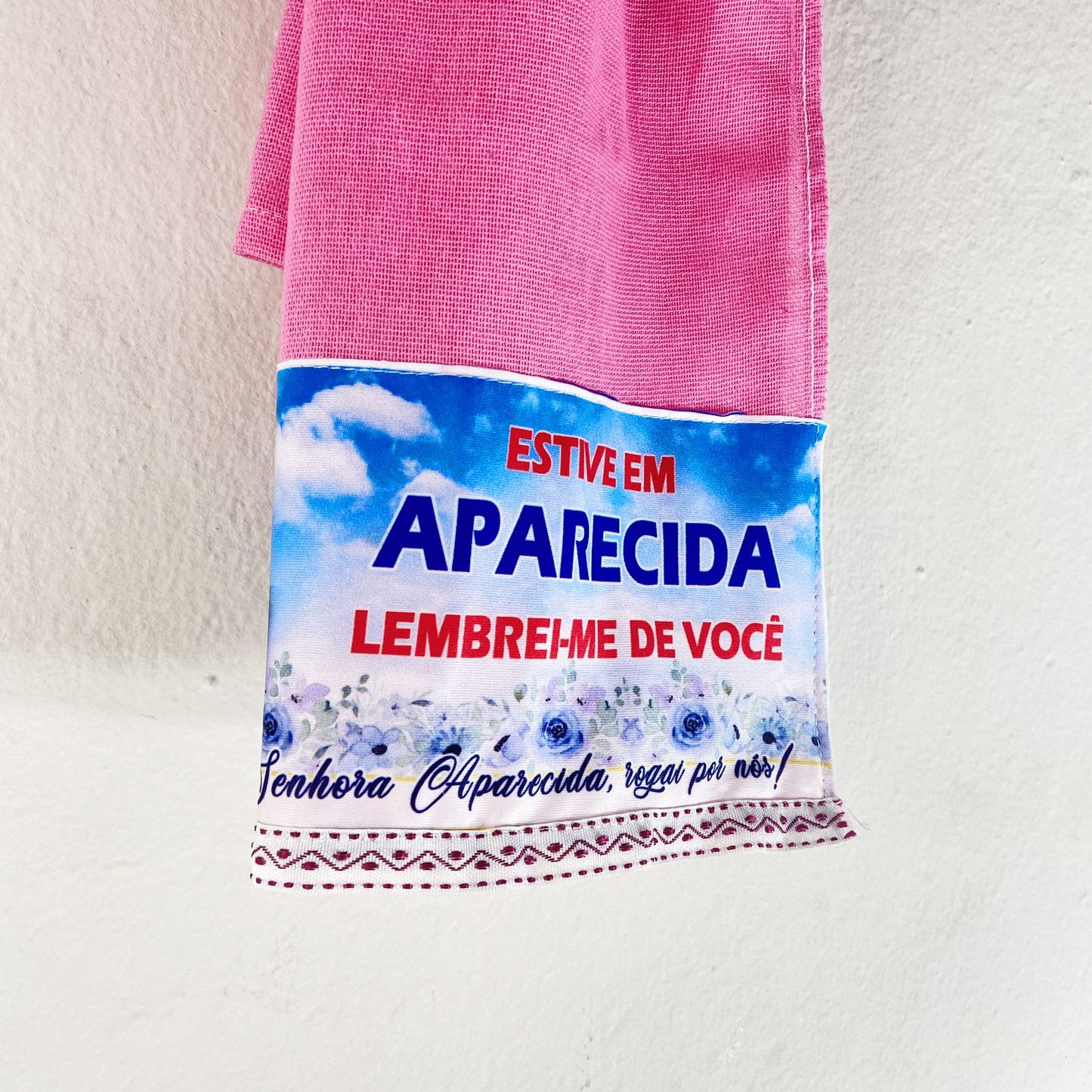 PANO DE PRATO NOSSA SENHORA APARECIDA ROSA BORDADO VINHO (1 UNIDADE)