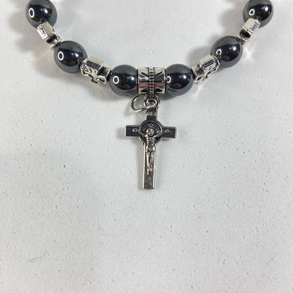 PULSEIRA HEMATITA CRUCIFIXO MEDALHA SÃO BENTO (12 UNIDADES)