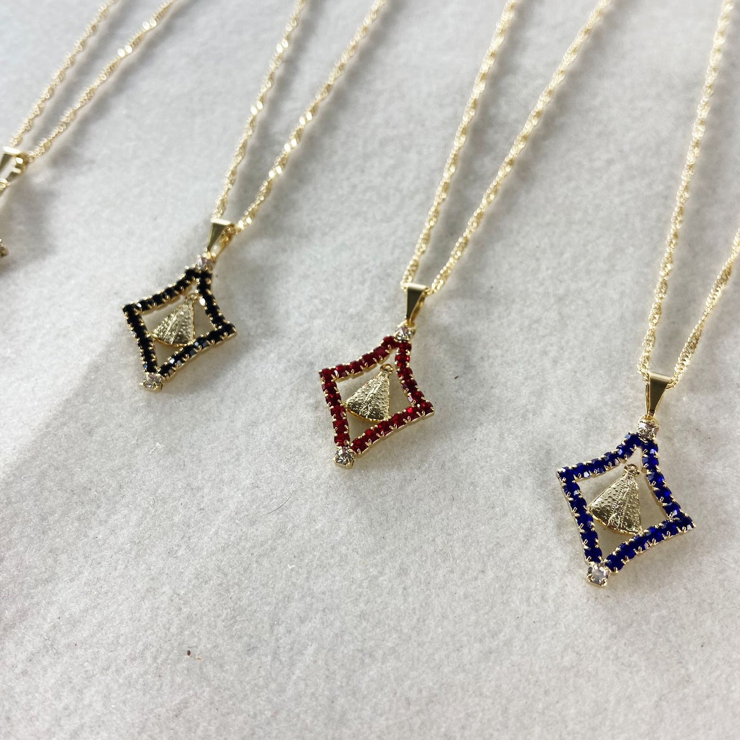 CORRENTE DOURADA NOSSA SENHORA APARECIDA COM STRASS CORES SORTIDAS (3 UNIDADES)