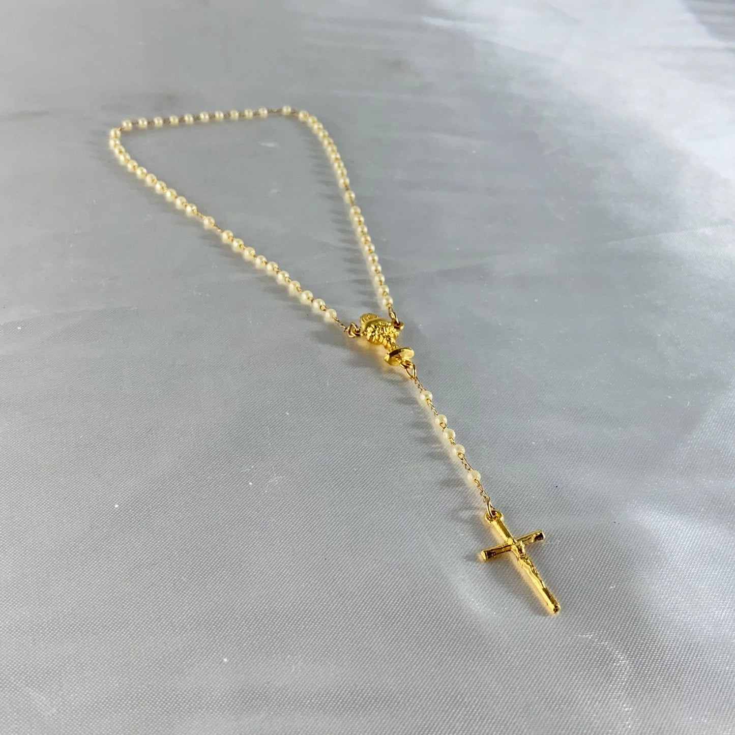 TERÇO PÉROLA NA CAIXINHA CÁLICE DOURADO 4MM (1 UNIDADE)