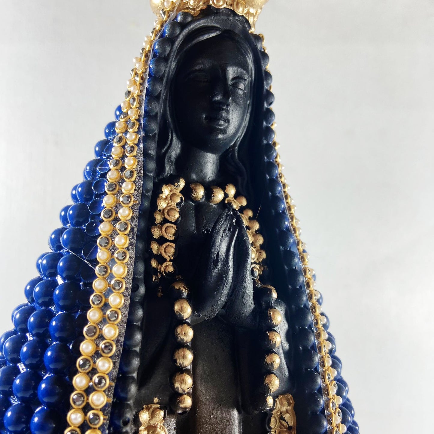 IMAGEM DE GESSO NOSSA SENHORA APARECIDA COM STRASS AZUL 31CM (1 UNIDADE)