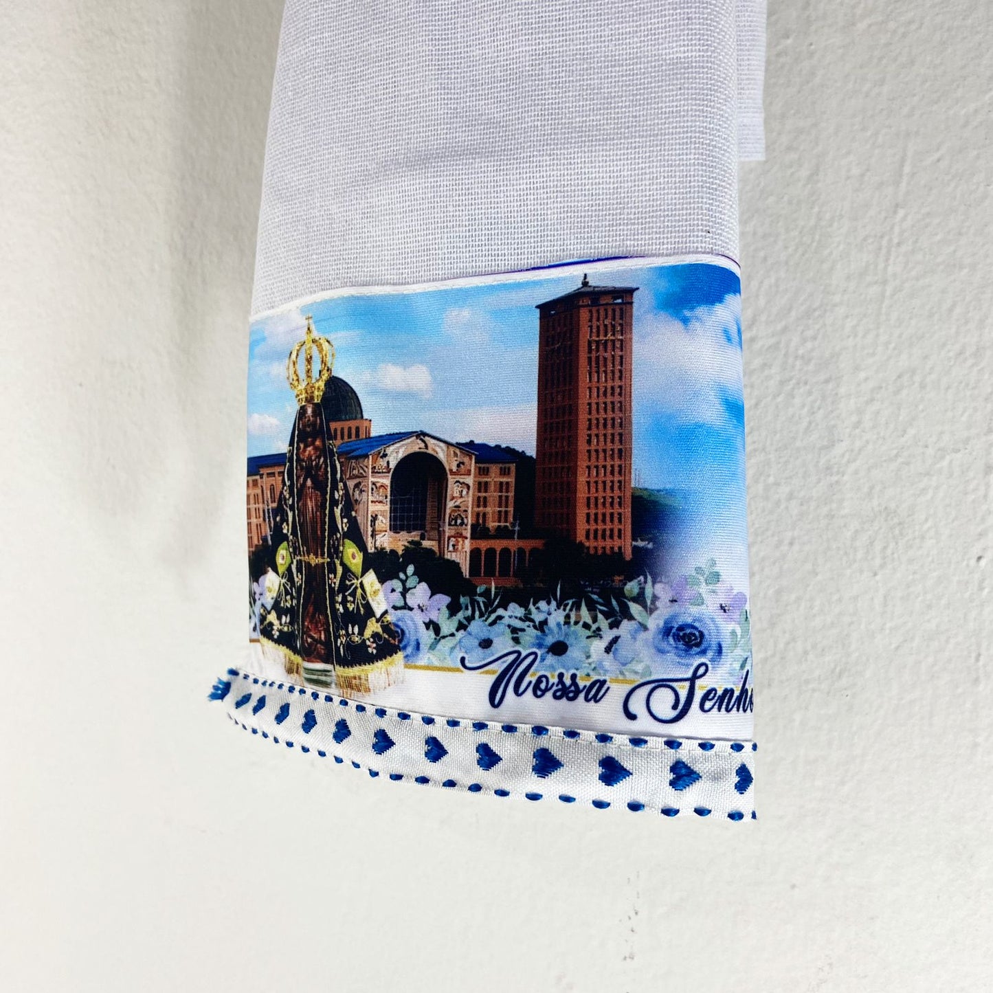 PANO DE PRATO NOSSA SENHORA APARECIDA BRANCO BORDADO AZUL (1 UNIDADE)