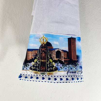 PANO DE PRATO NOSSA SENHORA APARECIDA BRANCO BORDADO AZUL (1 UNIDADE)