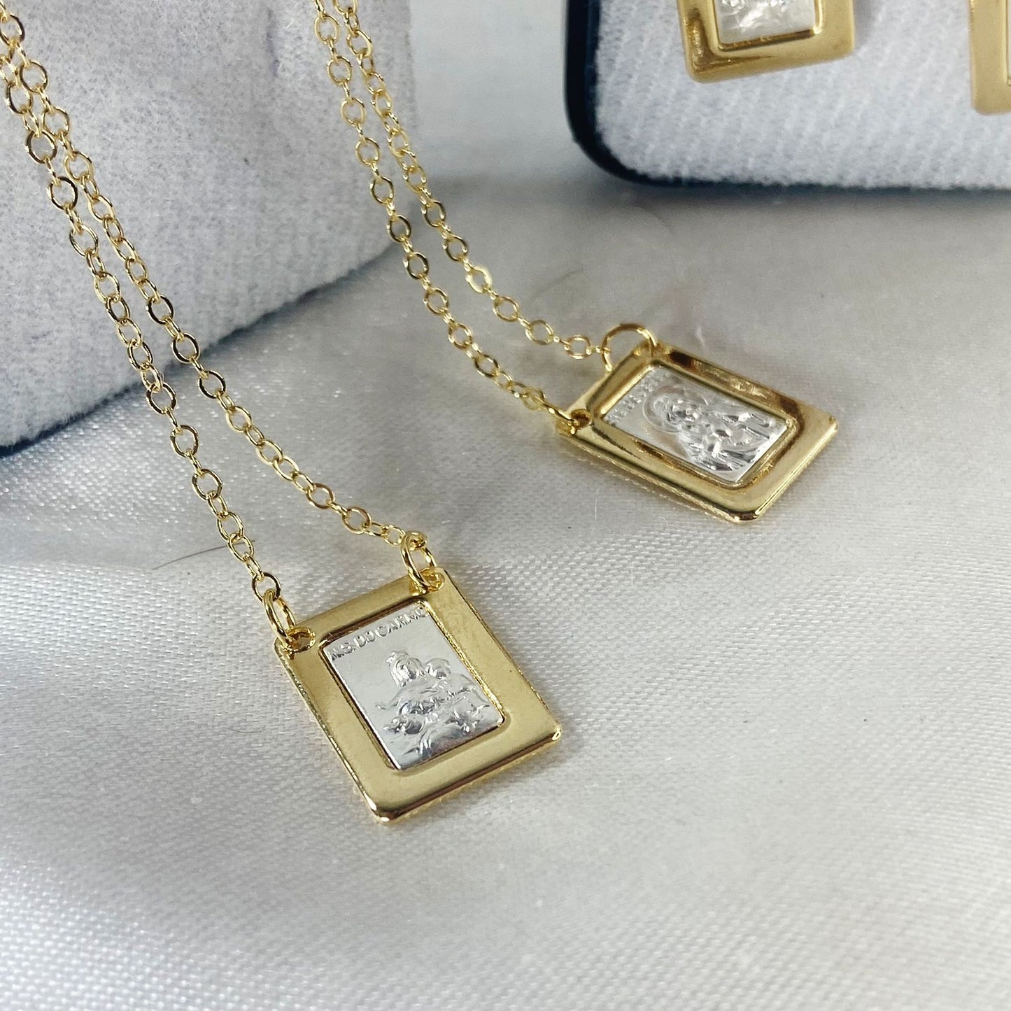 ESCAPULÁRIO DOURADO PLACA PRATEADA SAGRADO CORAÇÃO DE JESUS E NOSSA SENHORA DO CARMO  (3 UNIDADES)