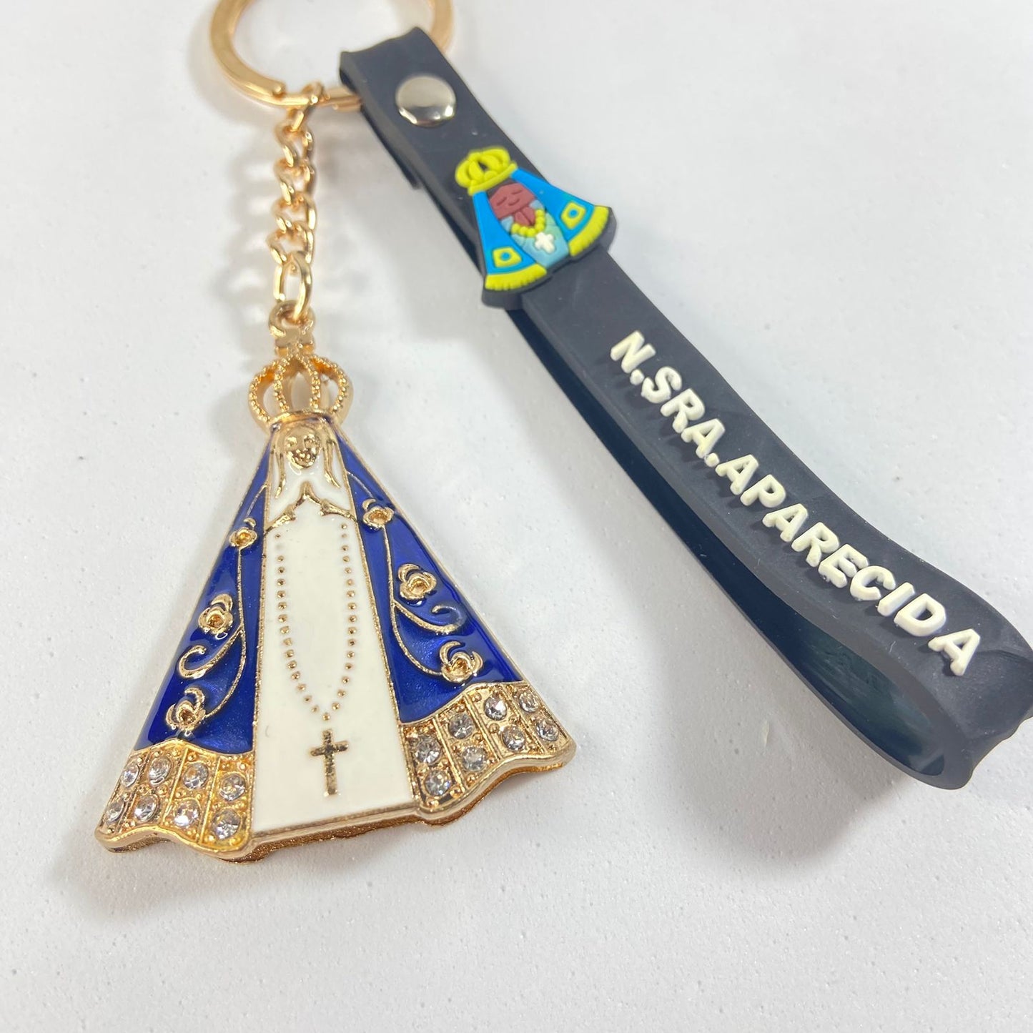 CHAVEIRO NOSSA SENHORA APARECIDA COM FITA SILICONE PRETO (3 UNIDADES)