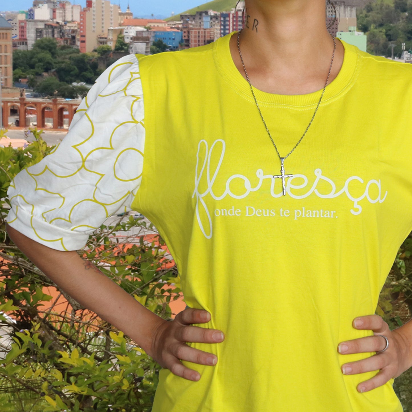 CAMISETA AMARELA FEMININA FLORESÇA ONDE DEUS TE PLANTAR TAMANHO P (1 UNIDADE)