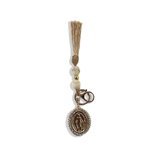 CHAVEIRO LUXO COM MOSQUETE NOSSA SENHORA DAS GRAÇAS COM POMPOM BEGE (1 UNIDADE)