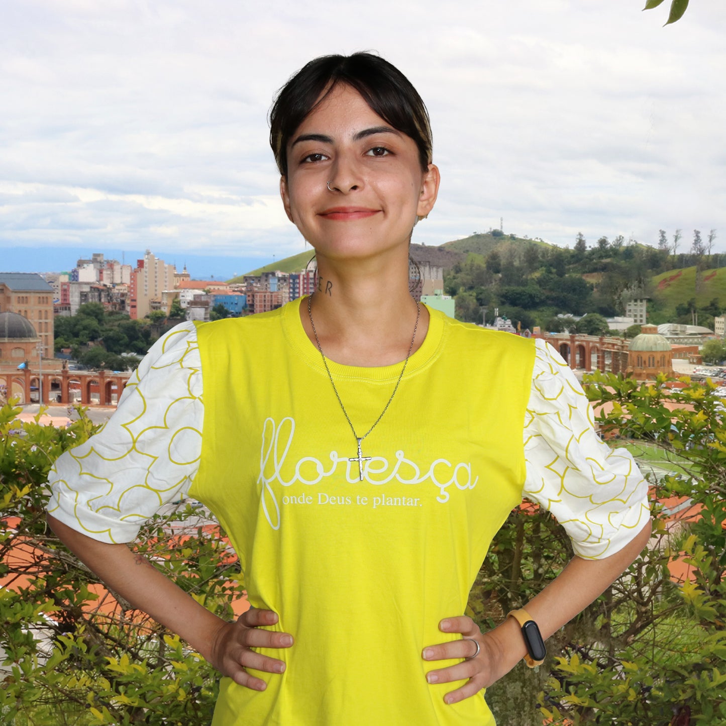 CAMISETA AMARELA FEMININA FLORESÇA ONDE DEUS TE PLANTAR TAMANHO P (1 UNIDADE)