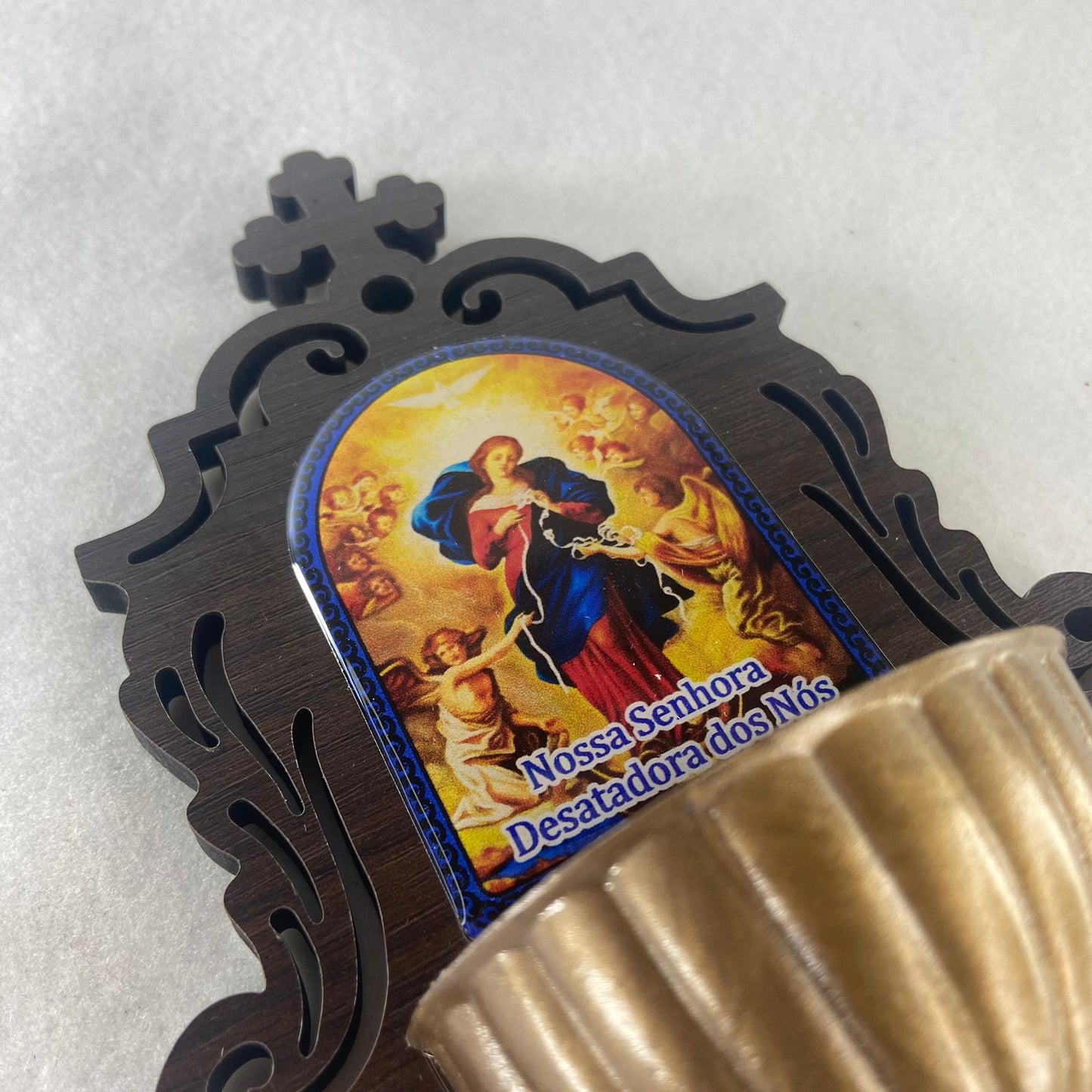 PORTA AGUA BENTA MDF NOSSA SENHORA DESATADORA DOS NÓS 16CM (1 UNIDADE)